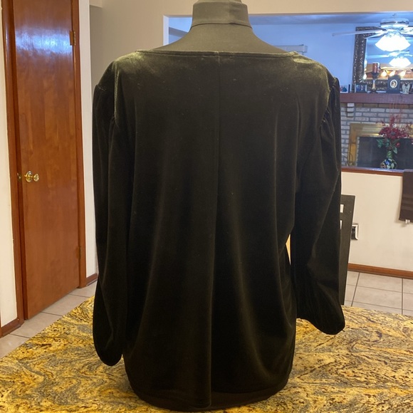 NWT Morgan Taylor velvet top, Taylor, see measurements and photos below. - Picture 3 of 7